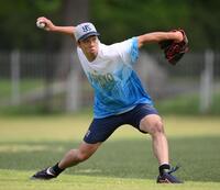 　試合前にキャッチボールをする青柳（撮影・堀内翔）