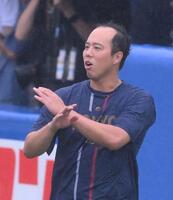 　試合前にバツ印を作る青柳（撮影・堀内翔）