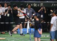 　試合前の練習に現れティー打撃を行う岡本（撮影・開出牧）