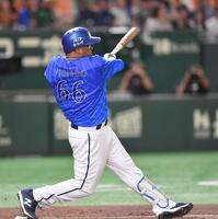 　１回、左越え適時二塁打を放つビシエド（撮影・開出牧）