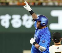 　１回、適時二塁打を放ち、笑顔を見せるビシエド