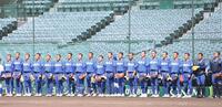 　甲子園練習を前に、整列する青藍泰斗ナイン（撮影・西田忠信）