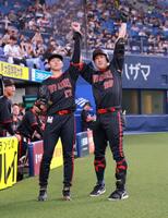 　３回、左越えソロを放ち喜ぶ杉本（右）、左は先発の曽谷（撮影・石湯恒介）