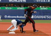 　２回、併殺に倒れる広岡（撮影・石湯恒介）