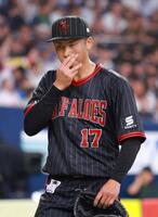 　１回に２点を失い、顔をしかめる曽谷（撮影・石湯恒介）