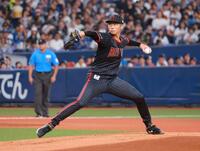 　１回、力投する曽谷（撮影・石湯恒介）