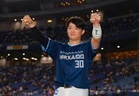 　拳を突き上げる郡司（撮影・石湯恒介）