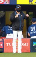 　８回、代走を告げる新庄監督（撮影・石湯恒介）