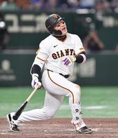 　７回、遊飛に倒れた丸（撮影・開出牧）