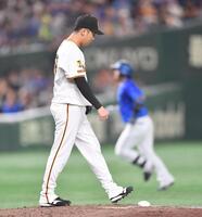 　５回、宮崎（後方）に左越え２ランを打たれた船迫（撮影・開出牧）