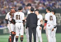 　１回、蝦名に死球を当てピンチを迎えるグリフィン（中央）＝撮影・開出牧