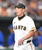 　メンバー表の交換を行った阿部監督（撮影・開出牧）