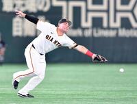 　１回、桑原の左前打にクラブを出すリチャード（撮影・開出牧）