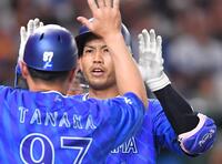 　８回、左越えソロを放ち田中コーチ（手前）とタッチを交わす桑原（撮影・開出牧）