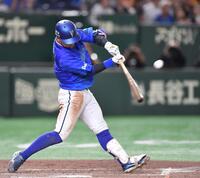 　４回、右越え適時二塁打を放つ桑原（撮影・開出牧）