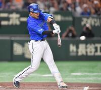 　１回、右越え適時三塁打を放つ山本（撮影・開出牧）