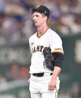 　１回、蝦名に死球を当てピンチを迎えたグリフィン（撮影・開出牧）