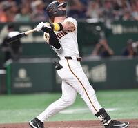 　６回、左越え２ランを放つキャベッジ（撮影・開出牧）