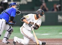 　７回、空振り三振に倒れた門脇。捕手・山本（撮影・開出牧）