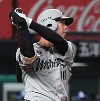 　４回、上田は右中間にプロ１号となる逆転２ランを放つ（撮影・佐藤厚）