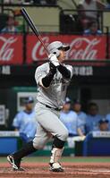 　４回、上田は右中間にプロ１号となる逆転２ランを放つ（撮影・佐藤厚）