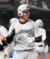 　４回、上田は右中間にプロ１号となる逆転２ランを放ち、笑顔でベンチに戻る（撮影・佐藤厚）