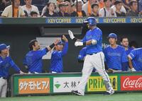 　７回、右越え二塁打を放ちナインとタッチを交わすビシエド（右手前）＝撮影・開出牧