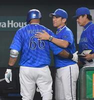 　７回、右越え二塁打を放ったビシエド（６６）を笑顔で迎える三浦監督（撮影・開出牧）