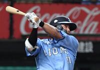 　３回、西川は右越えに勝ち越しの７号ソロを放つ（撮影・佐藤厚）