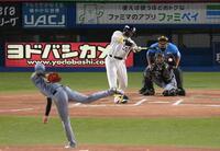 　６回、空振り三振に倒れた村上（投手・才木）＝撮影・堀内翔