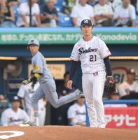 　１回、近本（奥）を左飛に打ち取った吉村（撮影・伊藤笙子）