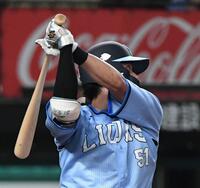 　７回、西川は左前に勝ち越し適時打を放つ（撮影・佐藤厚）