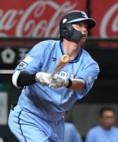 　３回、西川は右越えに勝ち越しの７号ソロを放つ（撮影・佐藤厚）