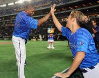 　ヒーローインタビューを終え、ベンチで待っていた京田（右）とタッチを交わすＤｅＮＡのビシエド