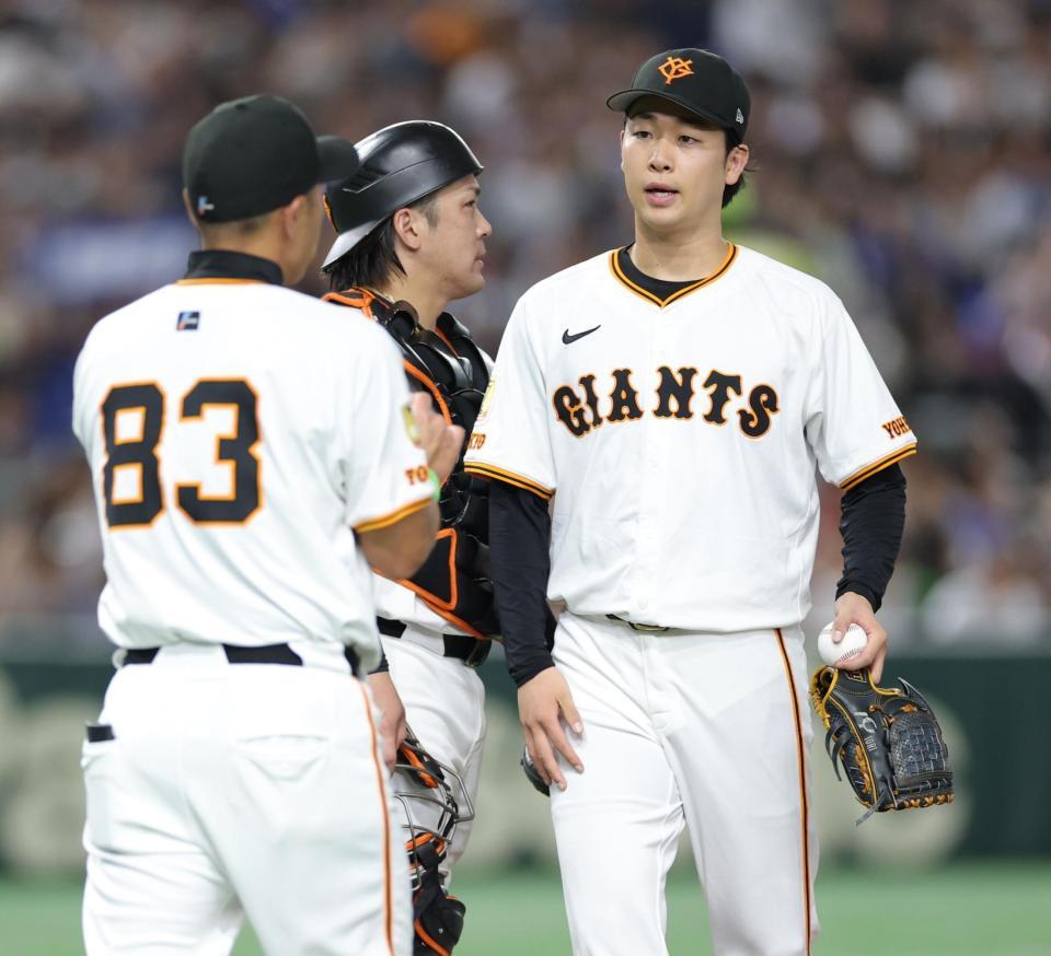 　５回、６点目を失い、阿部監督（左）に降板を告げられる山崎（撮影・西岡正）