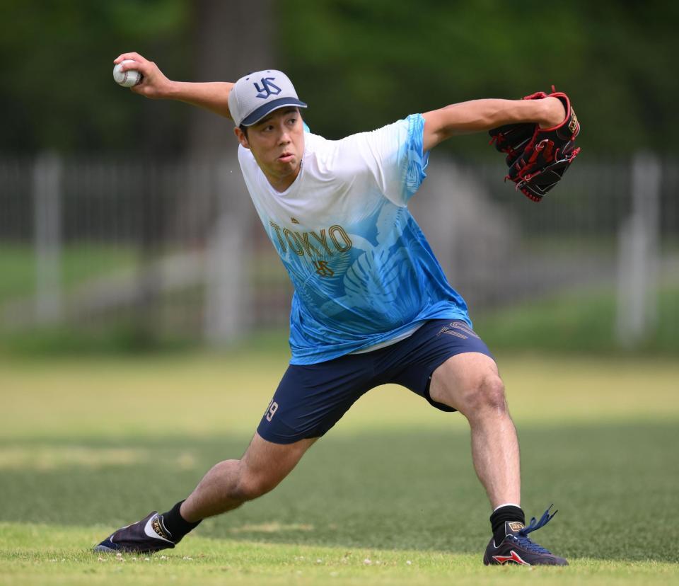 　試合前にキャッチボールをする青柳（撮影・堀内翔）