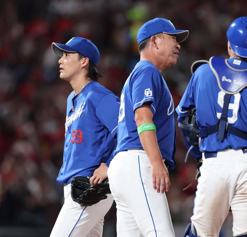 　６回、齋藤の交代を告げる井上監督（撮影・市尻達拡）