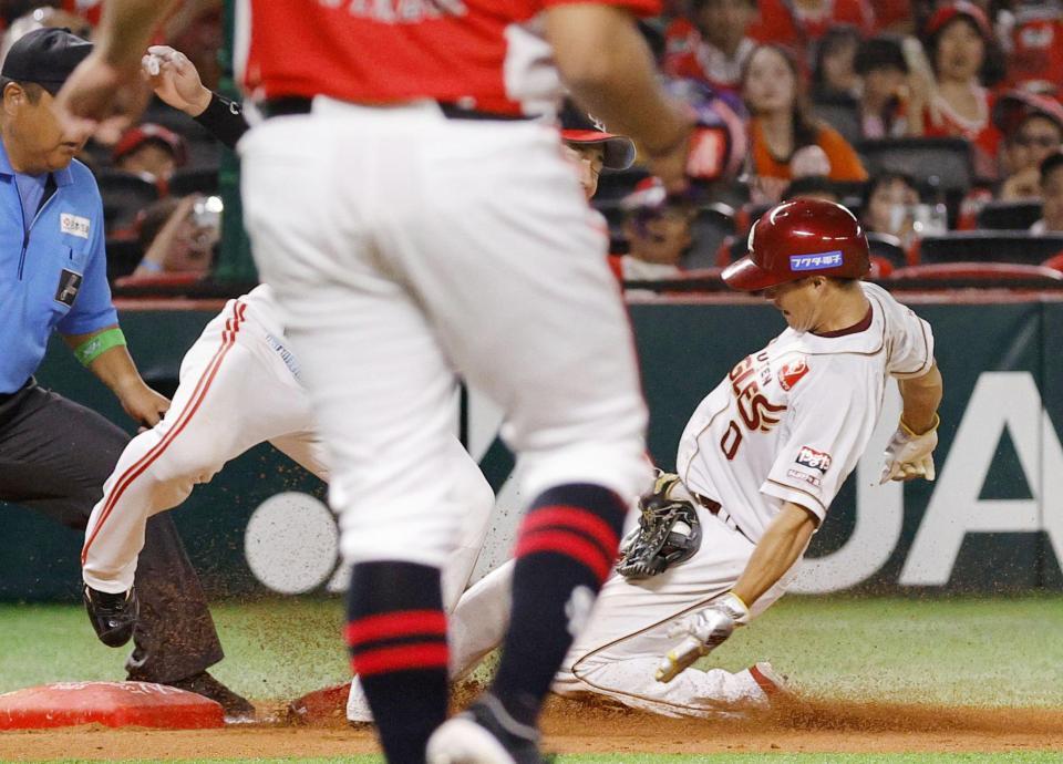 　８回、小深田が三盗を狙うがタッチアウト