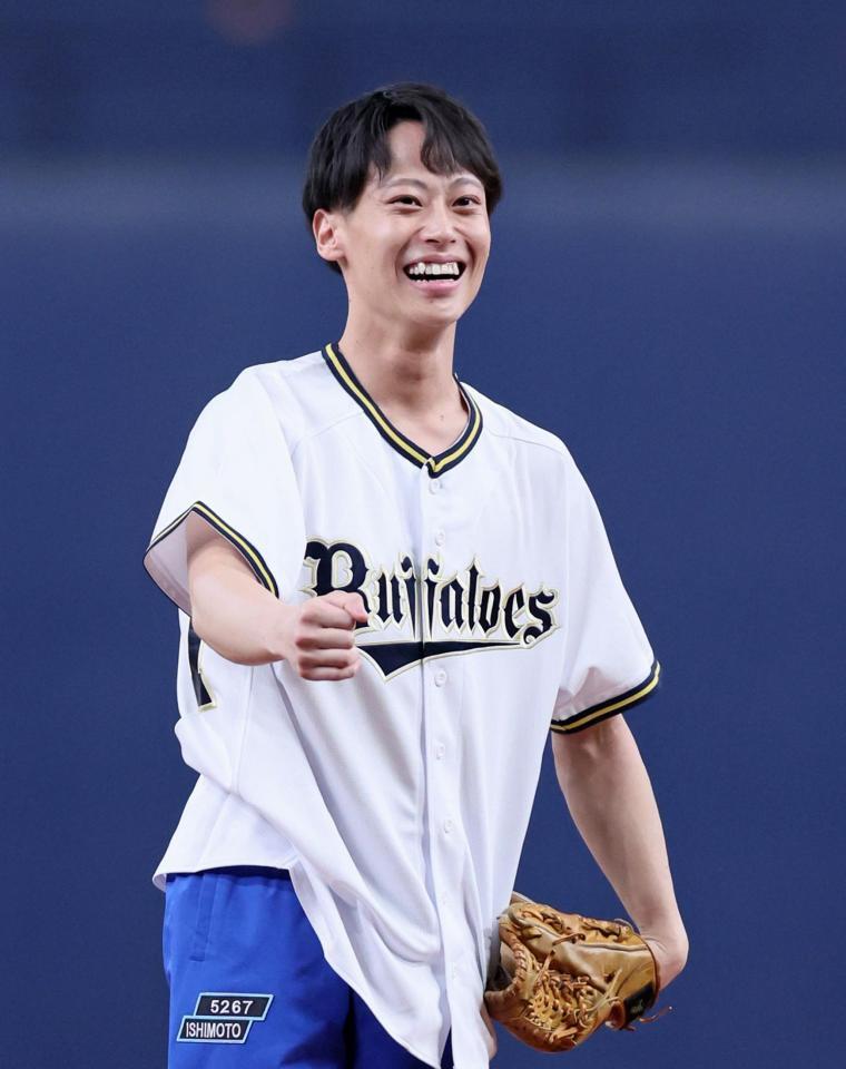 　始球式を務めて笑顔を見せる石本裕武（撮影・立川洋一郎）