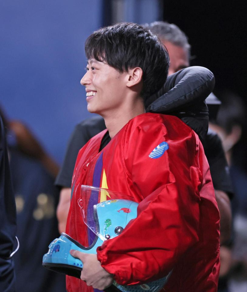 　始球式のマウンドへ向かう石本裕武（撮影・立川洋一郎）