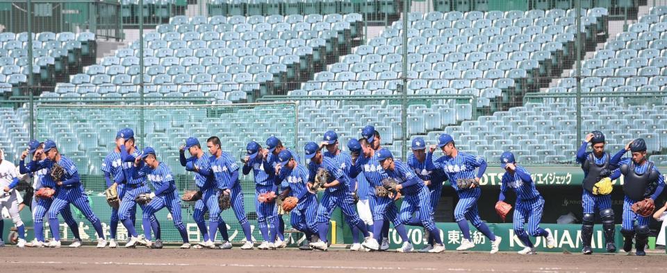 　練習に向け駆け出す青藍泰斗ナイン（撮影・西田忠信）