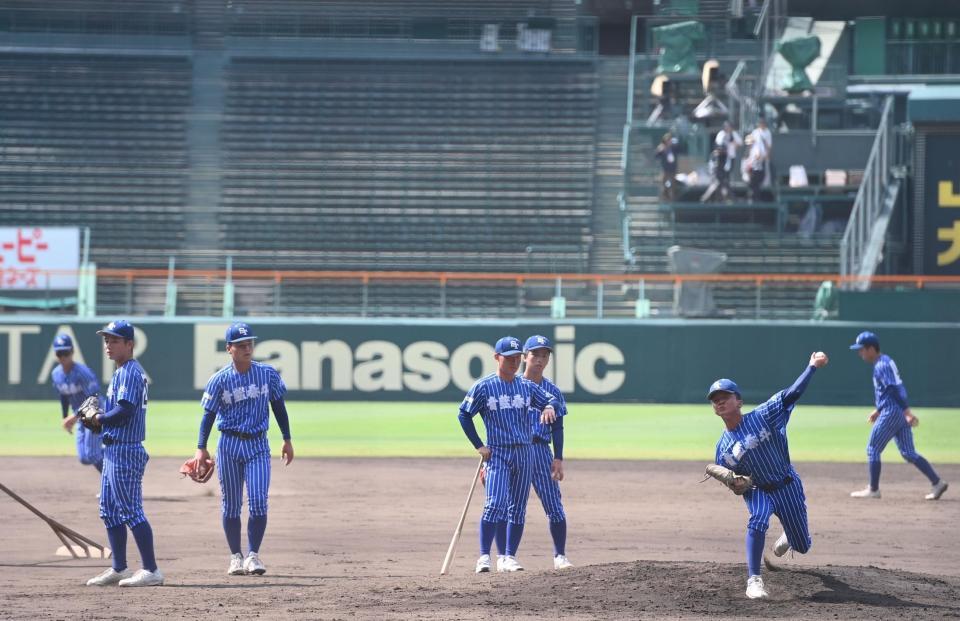 　甲子園練習する青藍泰斗の選手たち（撮影・西田忠信）