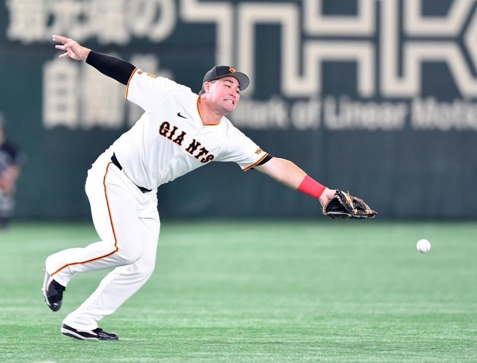 　１回、桑原の左前打にクラブを出すリチャード（撮影・開出牧）