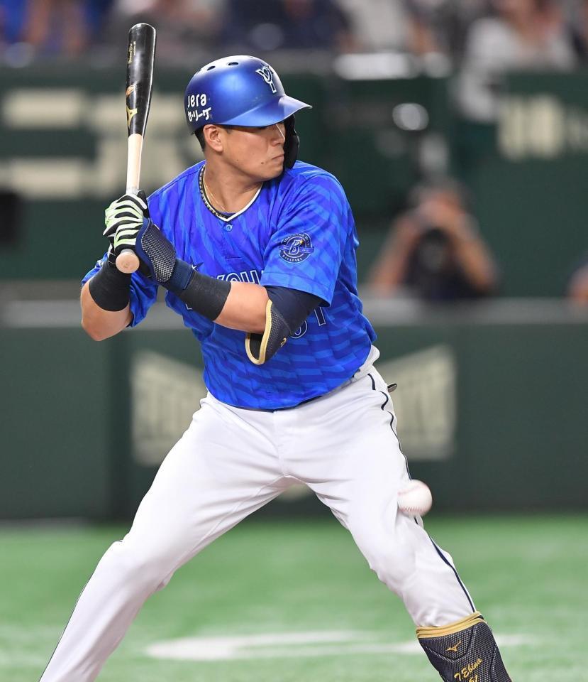 　１回、死球を受ける蝦名（撮影・開出牧）