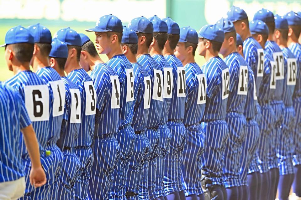 　練習を終え整列する青藍泰斗ナイン（撮影・西田忠信）