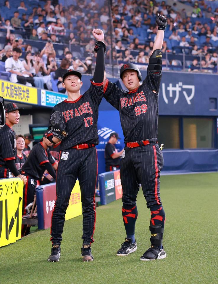 　３回、左越えソロを放ち喜ぶ杉本（右）、左は先発の曽谷（撮影・石湯恒介）