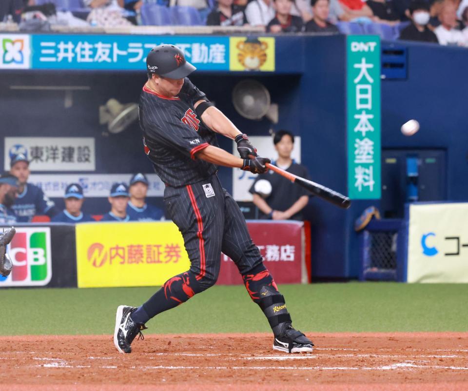 　３回、左越えソロを放つ杉本（撮影・石湯恒介）