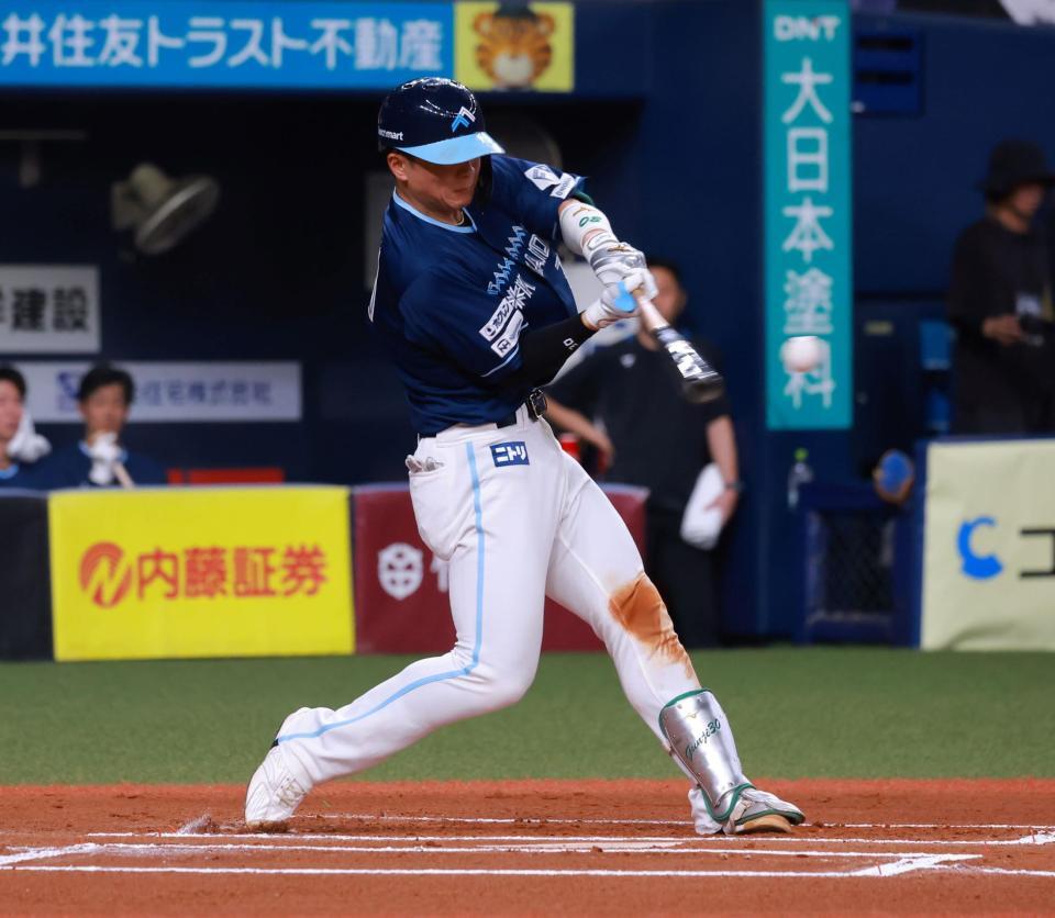 　６回、左越えソロを放つ郡司（撮影・石湯恒介）