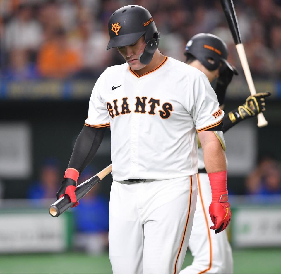 　２回、空振り三振に倒れ肩を落とすリチャード（撮影・開出牧）