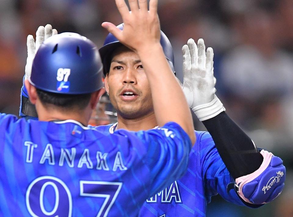 　８回、左越えソロを放ち田中コーチ（手前）とタッチを交わす桑原（撮影・開出牧）